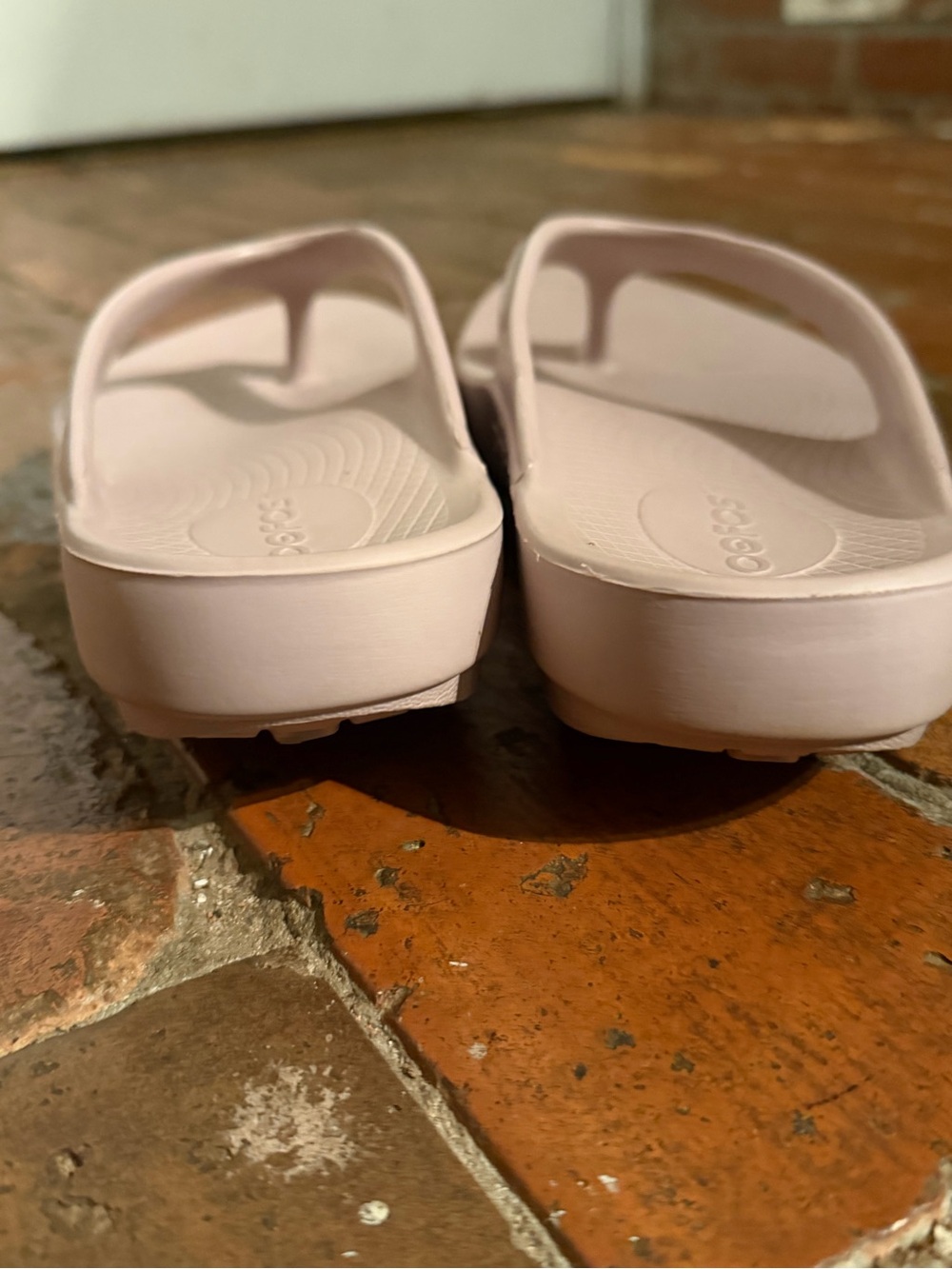OOFOS OOriginal Recovery Thong Sandals in Blush Pink, Size 7 - Picture 5 of 5
